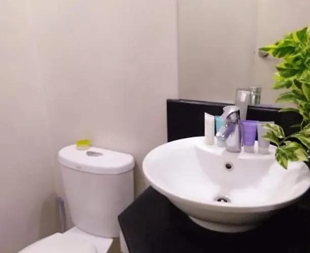 Palm Wood Condotel アパートホテル マニラ市